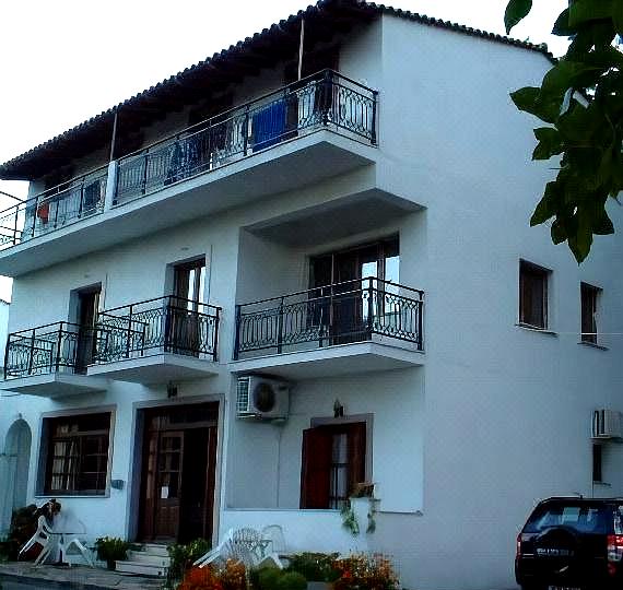 Alekos Rooms and Apartments